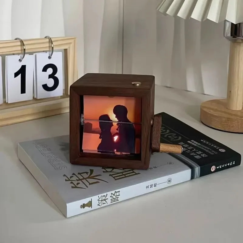 Appareil photo à feuilleter personnalisé dans un cube en bois – 8 cadres